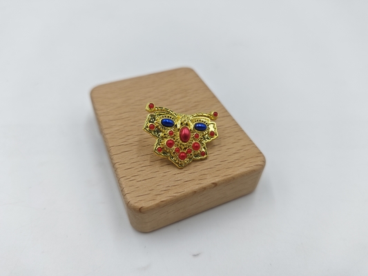 خرید Stylish and Durable Lapel Pin with Brilliant Golden Butterfly and Eye-Catching Gemstone تولید آنلاین